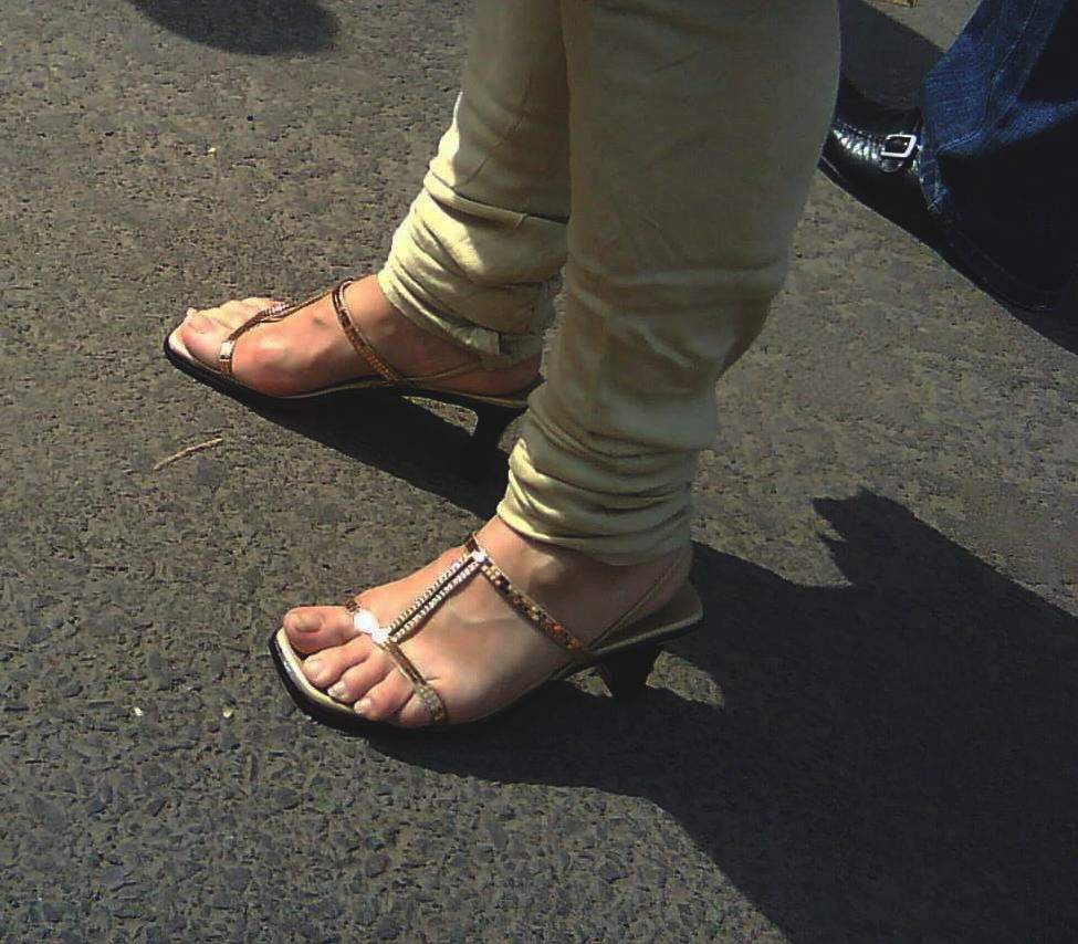 prettyMILFsbeautifulfeet1.jpg