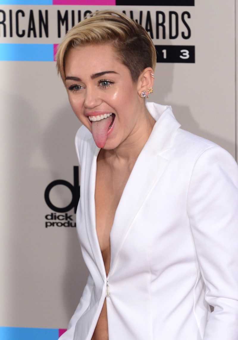 Miley-Cyrus-Braless-At-2013-American-Music-Awards-In-LA-03.jpg