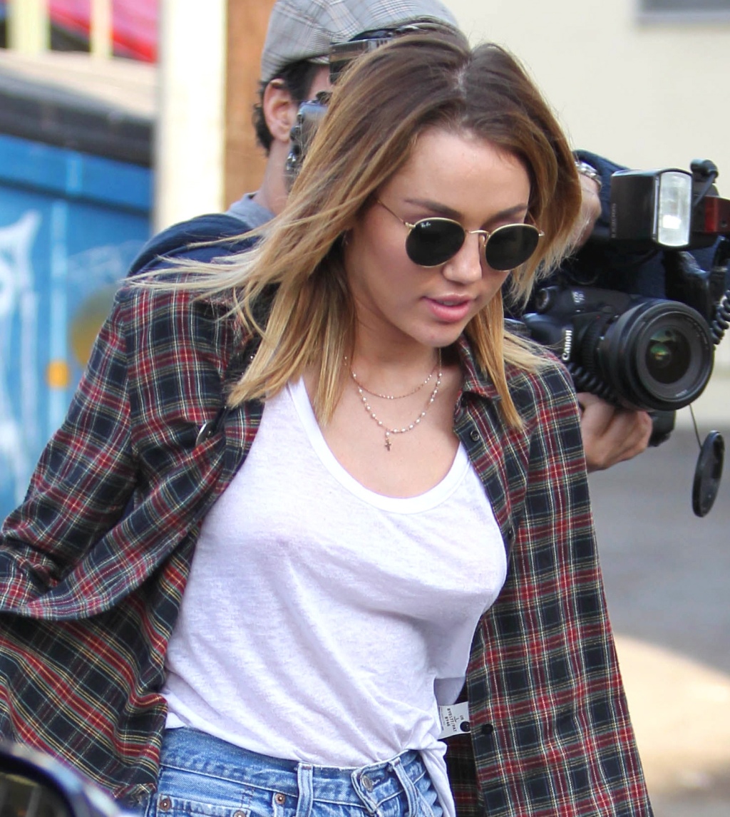 Miley-Cyrus-Braless-Nipples-Again-Leaving-Wokcano-In-LA-01.jpg