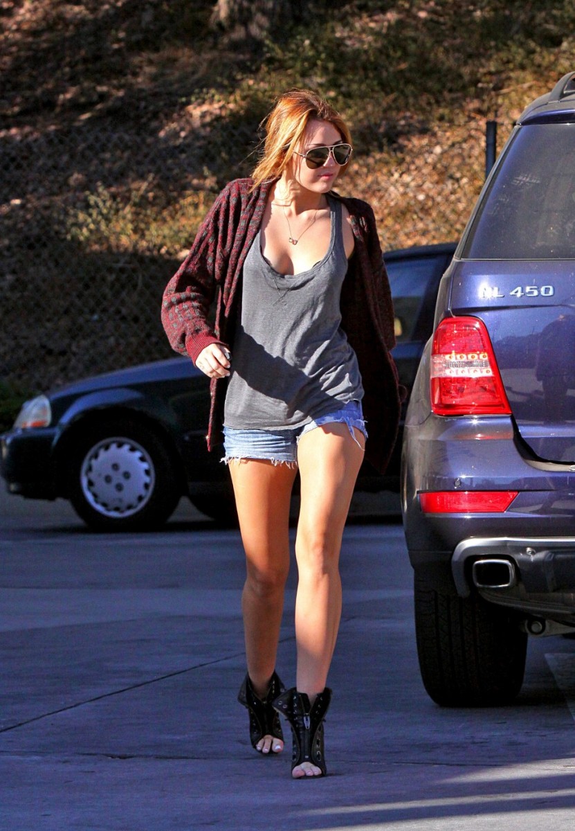 Miley-Cyrus-Leggy-In-Very-Sexy-Short-Shorts-10.jpg