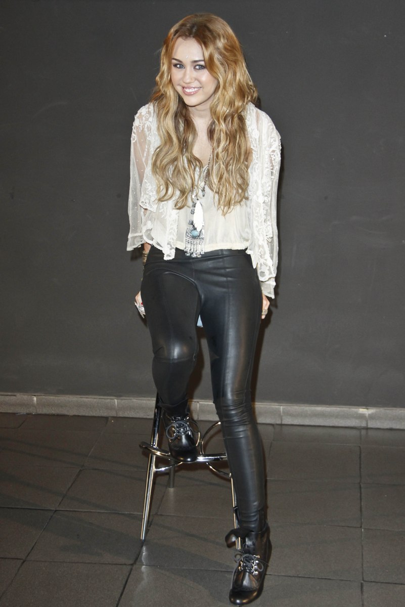 Miley-Cyrus-In-Sexy-Leather-Pants-At-A-Photocall-In-Madrid-Spain-06.jpg