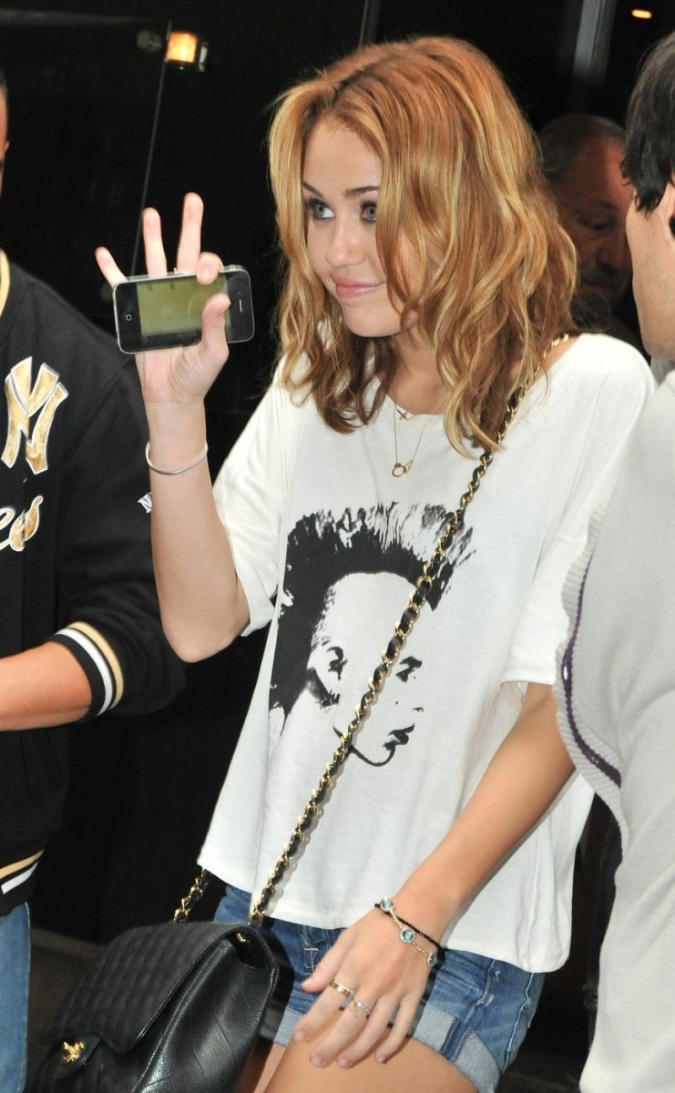 Miley-Cyrus-Leggy-In-Paris-08.jpg