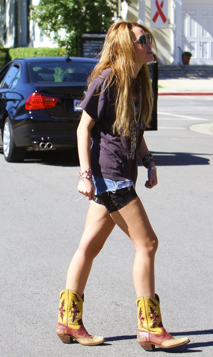 Miley-Cyrus-Dresses-Like-A-Slut-And-Shows-Us-Her-Tongue-In-Toluca-Lake-02.jpg