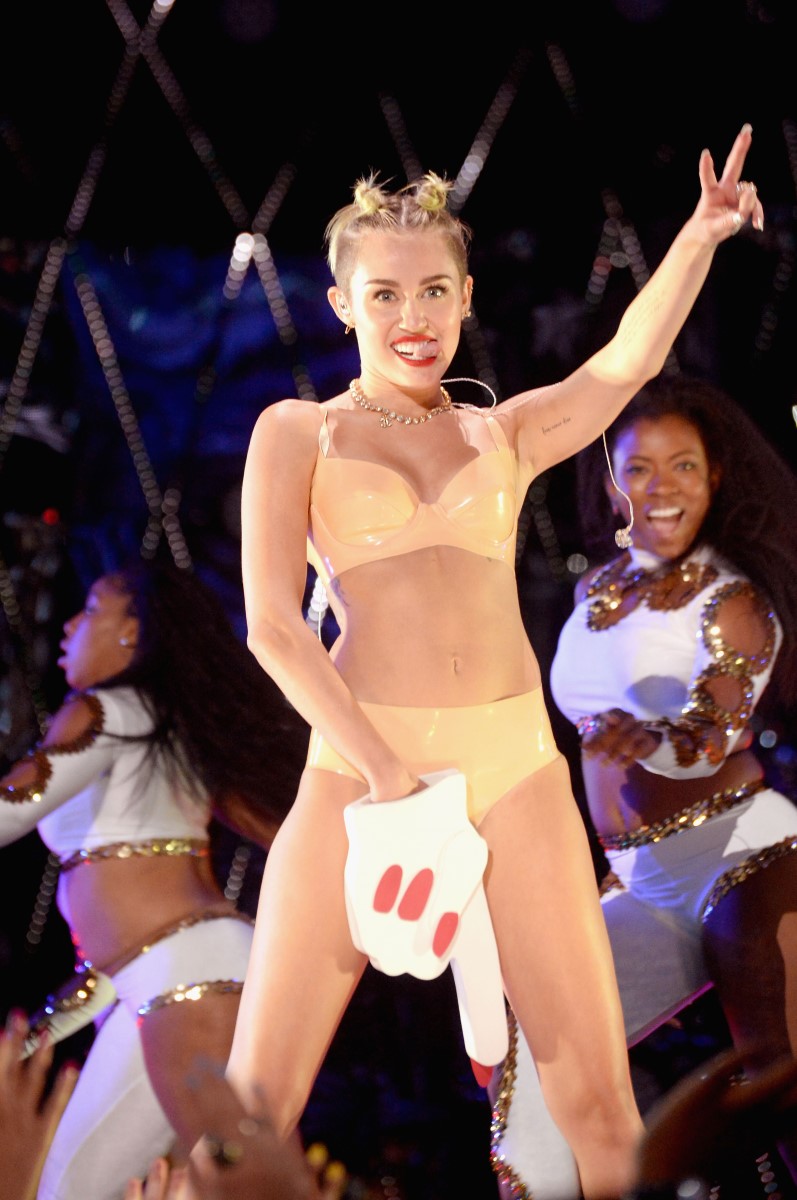 miley-cyrus-sexy-performance-at-mtv-video-music-awards-2013-in-brooklyn-new-york-36.jpg