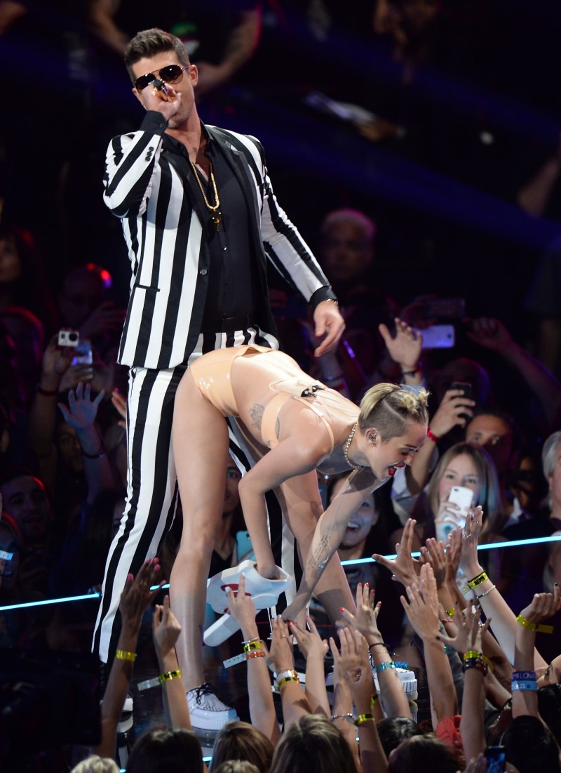 miley-cyrus-sexy-performance-at-mtv-video-music-awards-2013-in-brooklyn-new-york-12.jpg