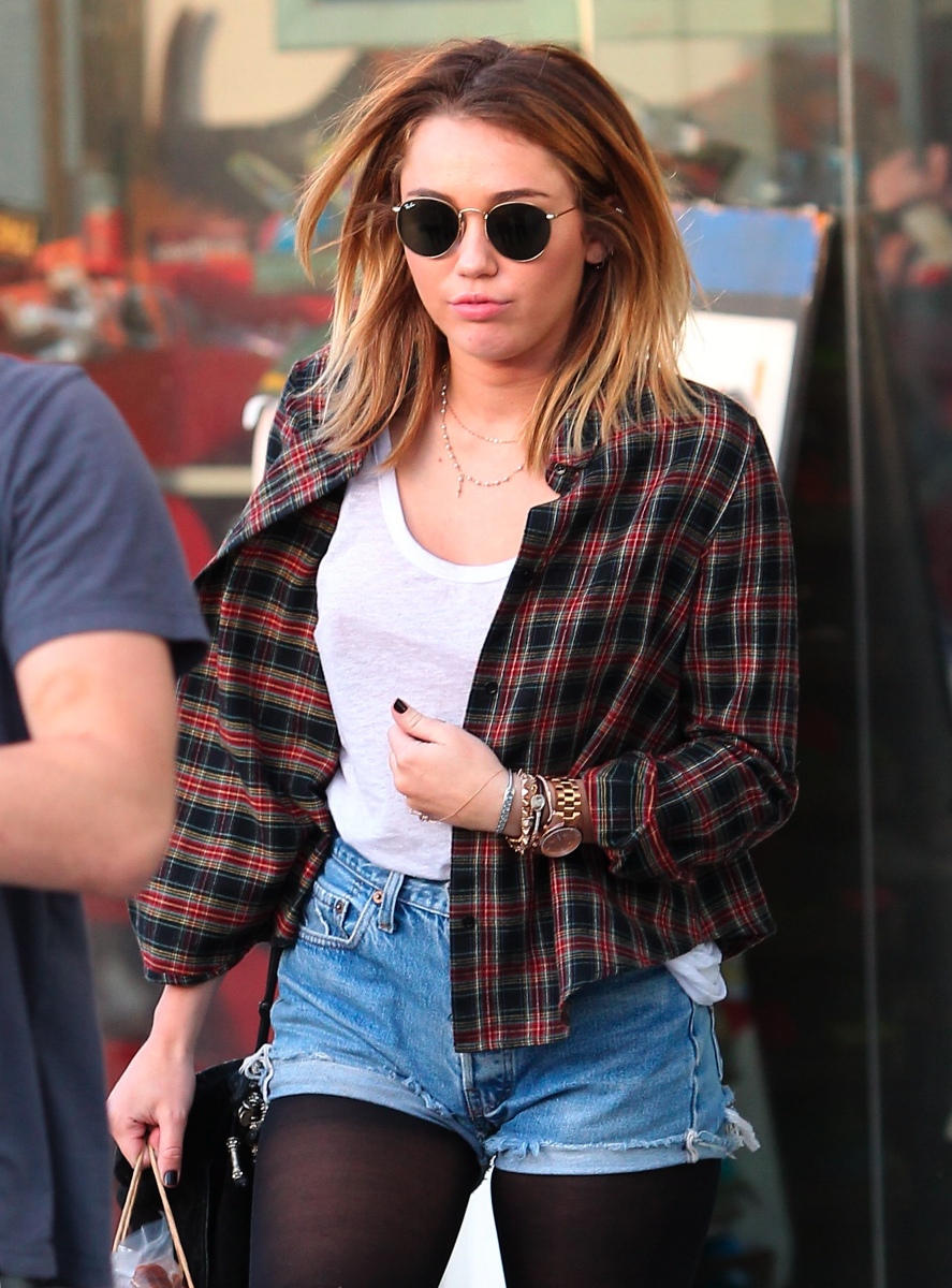 Miley-Cyrus-Braless-Nipples-Again-Leaving-Wokcano-In-LA-07.JPG