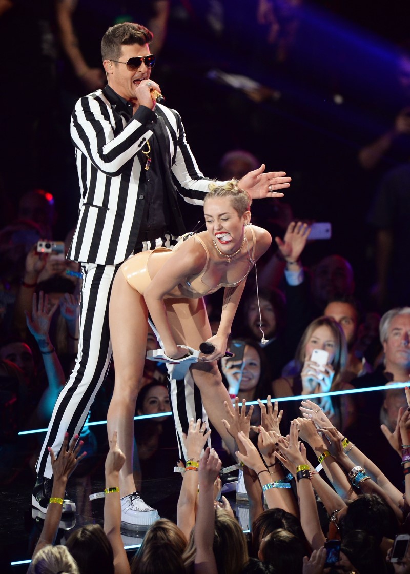 miley-cyrus-sexy-performance-at-mtv-video-music-awards-2013-in-brooklyn-new-york-37.jpg