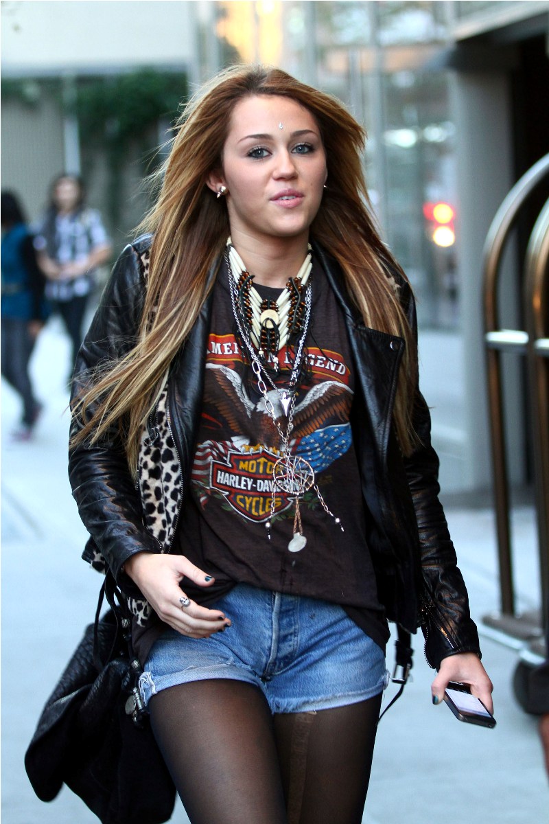 Miley-Cyrus-Hotness-Takes-Over-New-York-City-01.jpg