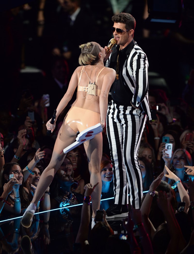 miley-cyrus-sexy-performance-at-mtv-video-music-awards-2013-in-brooklyn-new-york-38.jpg