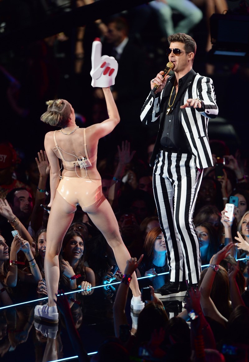 miley-cyrus-sexy-performance-at-mtv-video-music-awards-2013-in-brooklyn-new-york-39.jpg