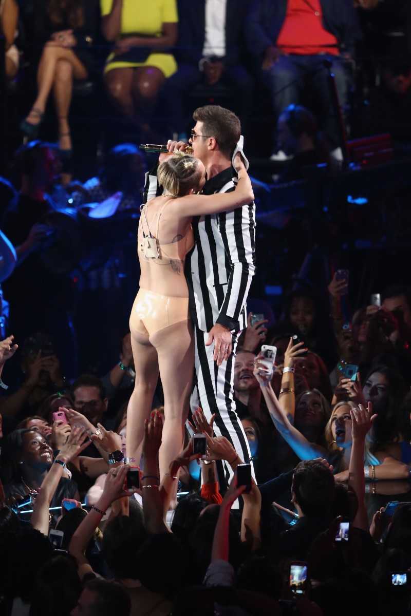 miley-cyrus-sexy-performance-at-mtv-video-music-awards-2013-in-brooklyn-new-york-32.jpg