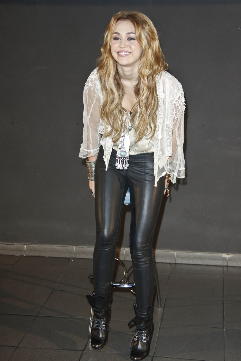 Miley-Cyrus-In-Sexy-Leather-Pants-At-A-Photocall-In-Madrid-Spain-04.jpg