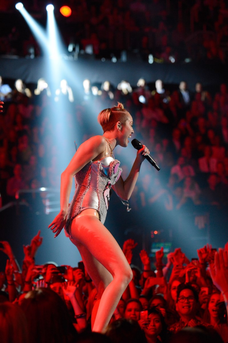miley-cyrus-sexy-performance-at-mtv-video-music-awards-2013-in-brooklyn-new-york-33.jpg