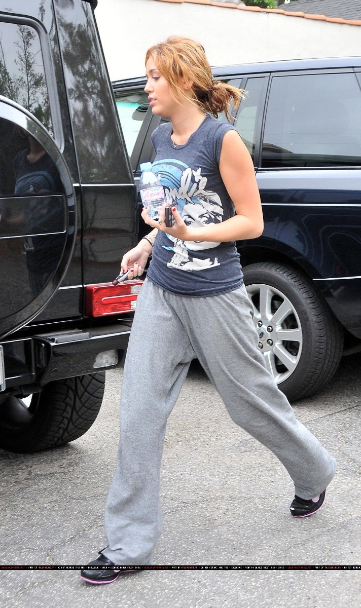 Miley-Cyrus-Arrving-At-The-Gym-05.jpg