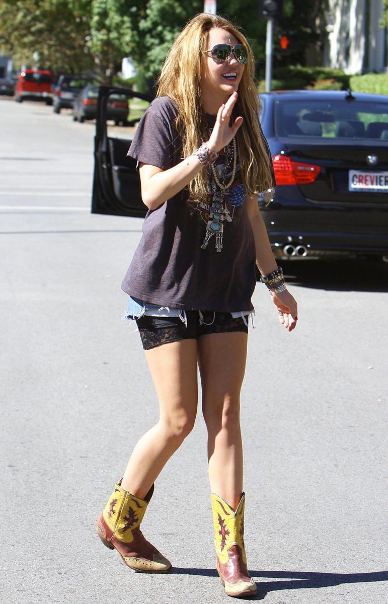 Miley-Cyrus-Dresses-Like-A-Slut-And-Shows-Us-Her-Tongue-In-Toluca-Lake-04.jpg