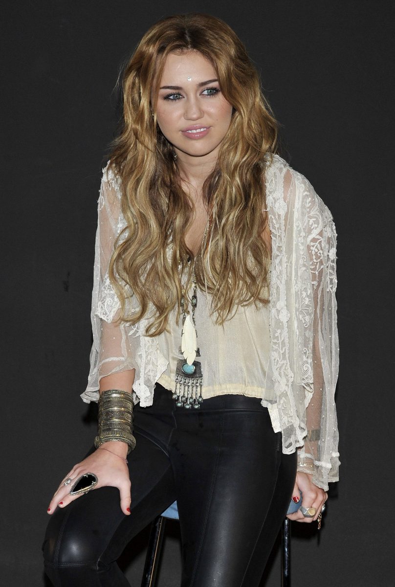Miley-Cyrus-In-Sexy-Leather-Pants-At-A-Photocall-In-Madrid-Spain-02.jpg