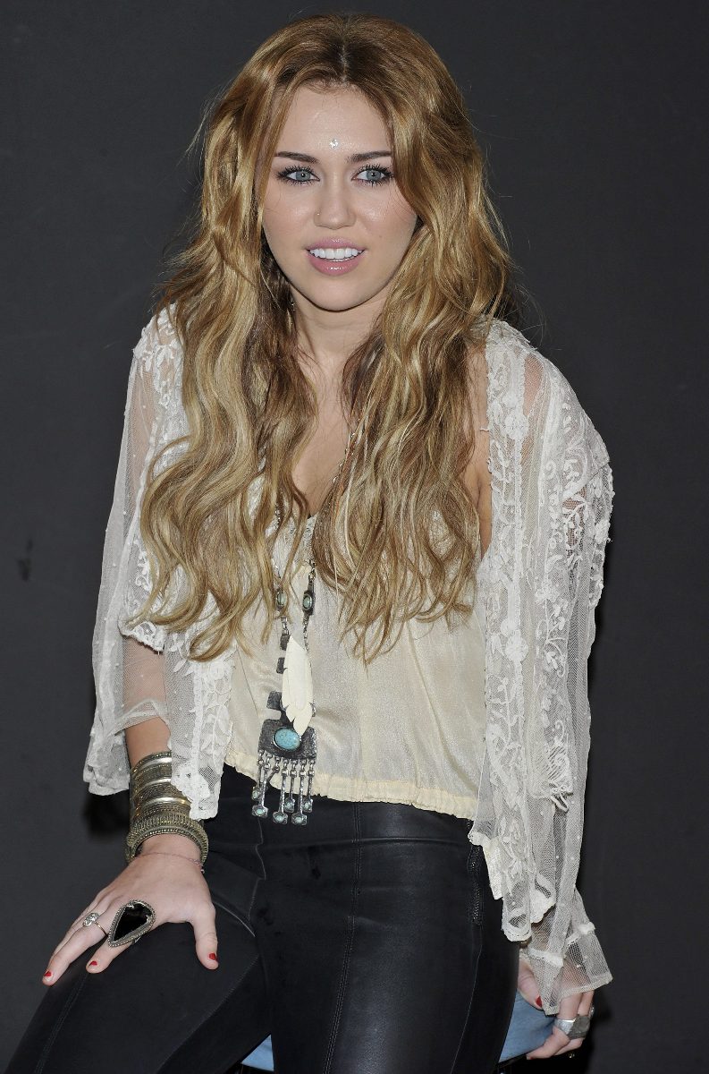 Miley-Cyrus-In-Sexy-Leather-Pants-At-A-Photocall-In-Madrid-Spain-03.jpg