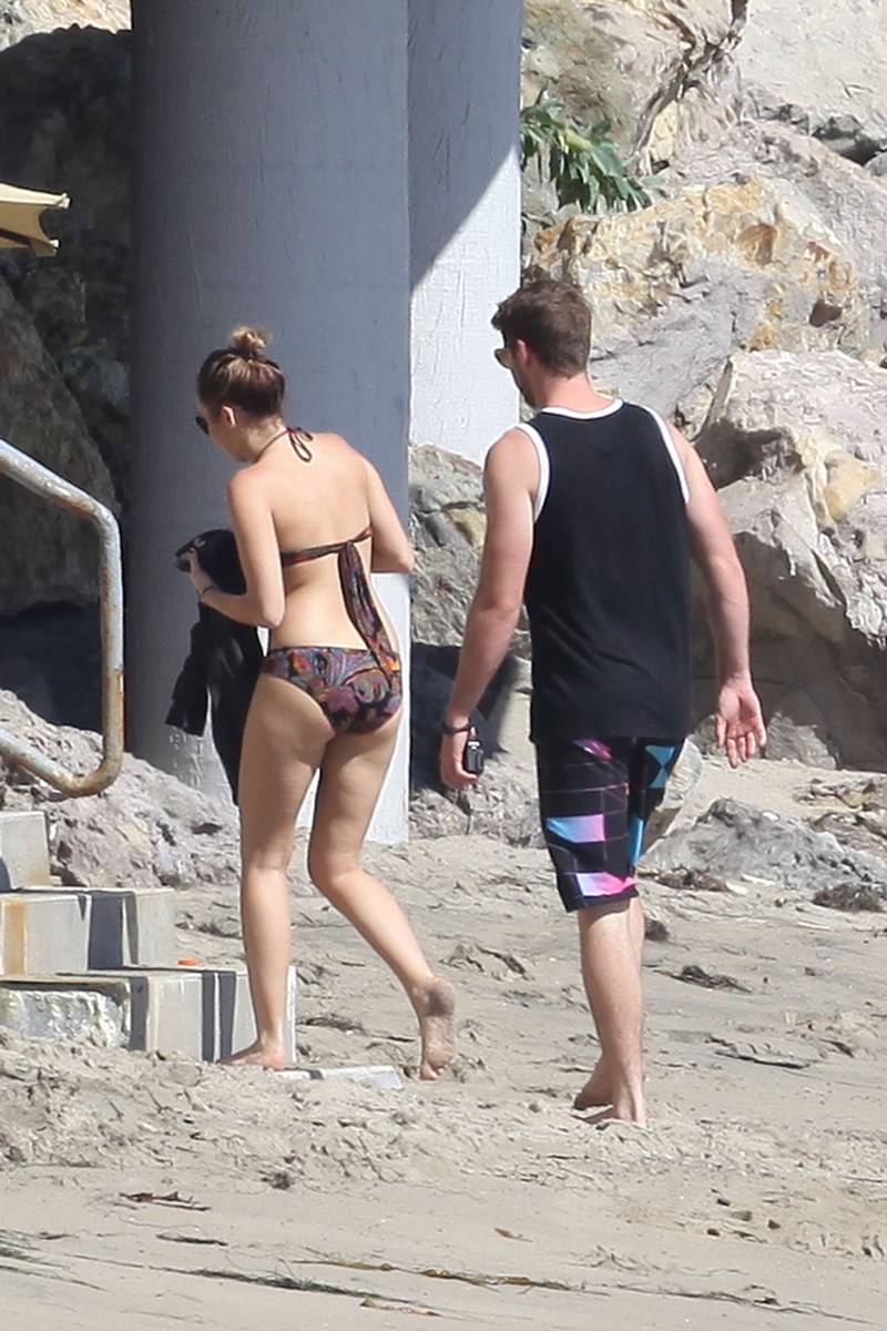 Miley-Cyrus-Bikini-Pictures-On-Malibu-Beach-17.jpg