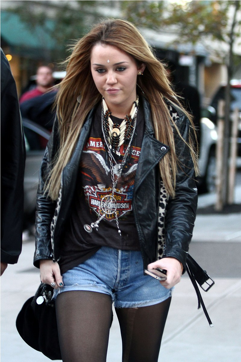Miley-Cyrus-Hotness-Takes-Over-New-York-City-03.jpg