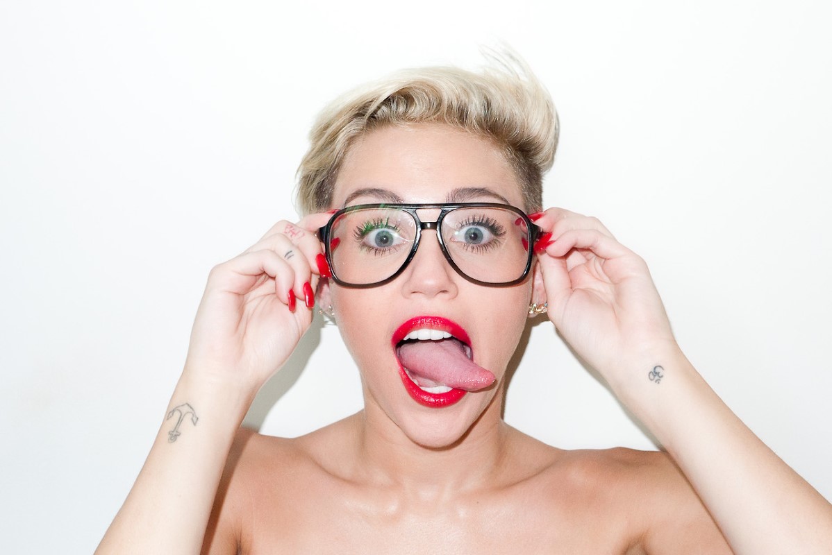 Miley-Cyrus-Getting-Raunchy-In-Terry-Richardson-Photoshoot-08.jpg