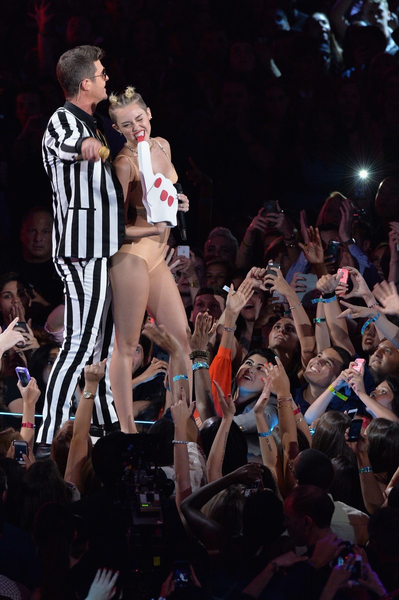 miley-cyrus-sexy-performance-at-mtv-video-music-awards-2013-in-brooklyn-new-york-24.jpg