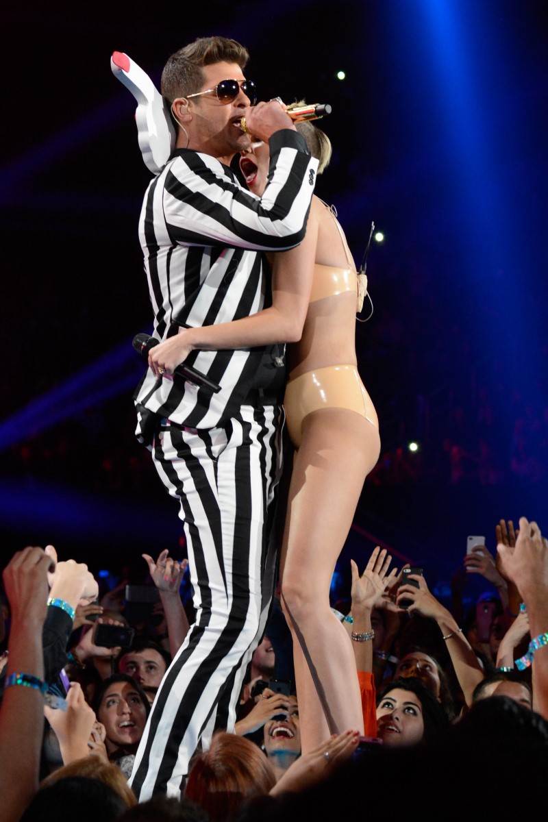 miley-cyrus-sexy-performance-at-mtv-video-music-awards-2013-in-brooklyn-new-york-10.jpg