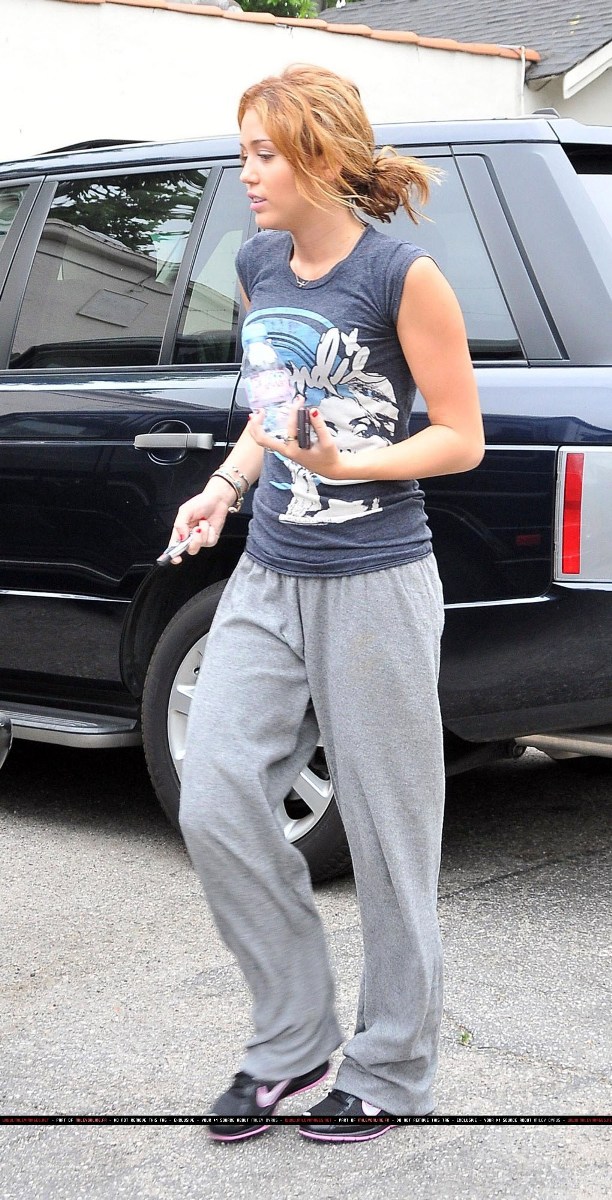 Miley-Cyrus-Arrving-At-The-Gym-01.jpg