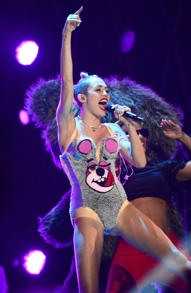 miley-cyrus-sexy-performance-at-mtv-video-music-awards-2013-in-brooklyn-new-york-34.jpg