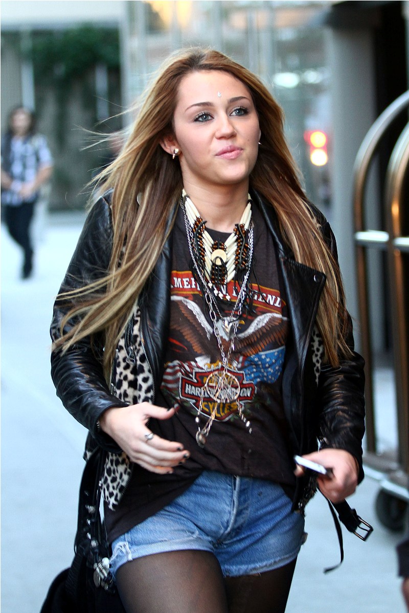 Miley-Cyrus-Hotness-Takes-Over-New-York-City-08.jpg