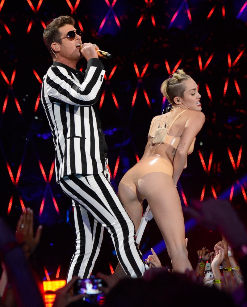 miley-cyrus-sexy-performance-at-mtv-video-music-awards-2013-in-brooklyn-new-york-29.jpg