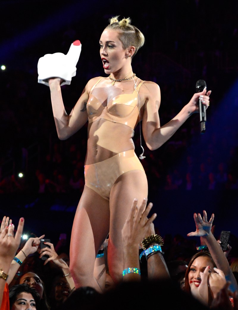 miley-cyrus-sexy-performance-at-mtv-video-music-awards-2013-in-brooklyn-new-york-22.jpg