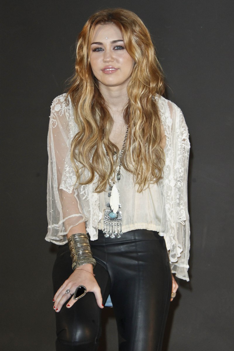 Miley-Cyrus-In-Sexy-Leather-Pants-At-A-Photocall-In-Madrid-Spain-07.jpg