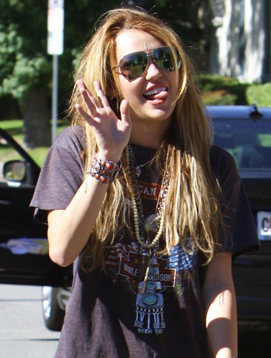 Miley-Cyrus-Dresses-Like-A-Slut-And-Shows-Us-Her-Tongue-In-Toluca-Lake-05.jpg