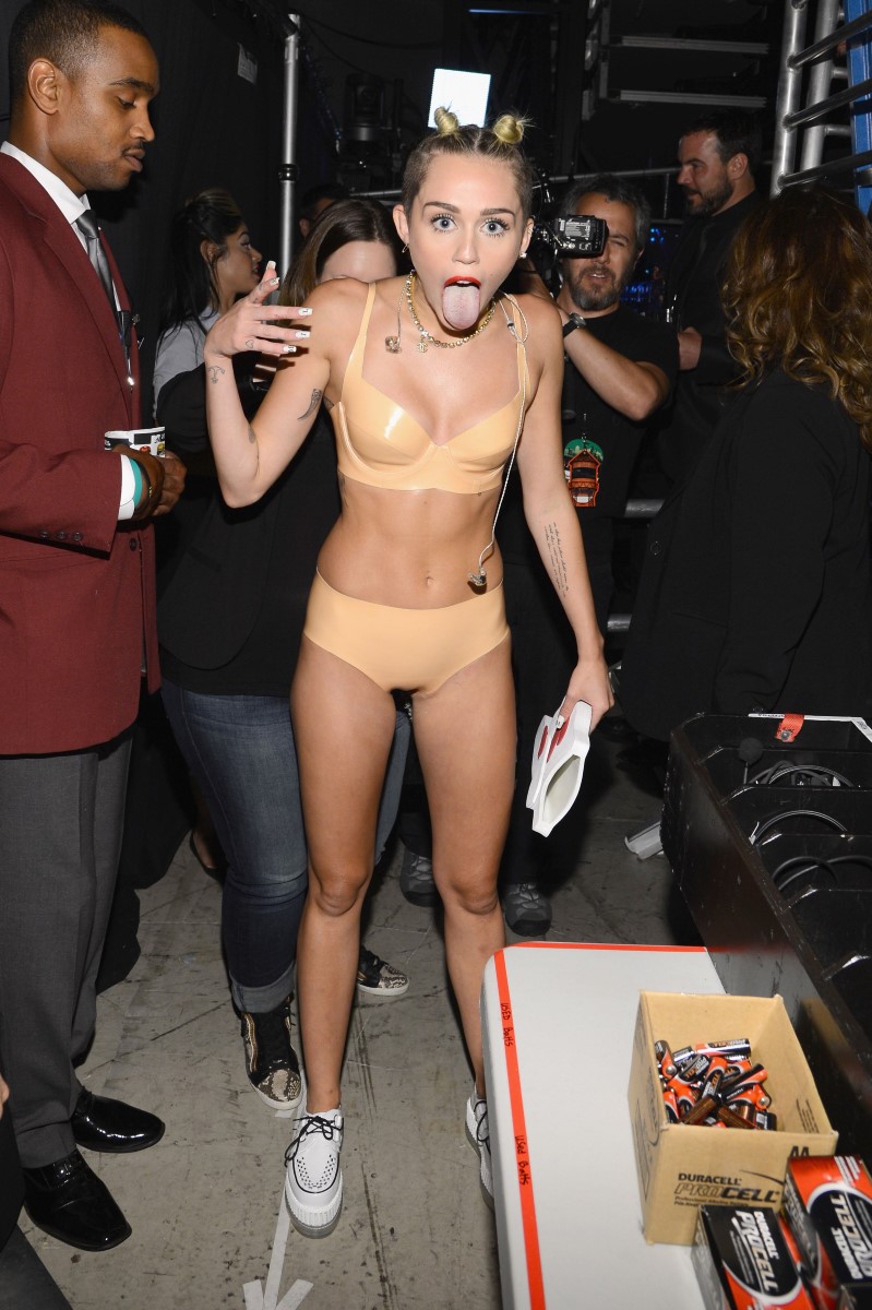 miley-cyrus-sexy-performance-at-mtv-video-music-awards-2013-in-brooklyn-new-york-26.jpg
