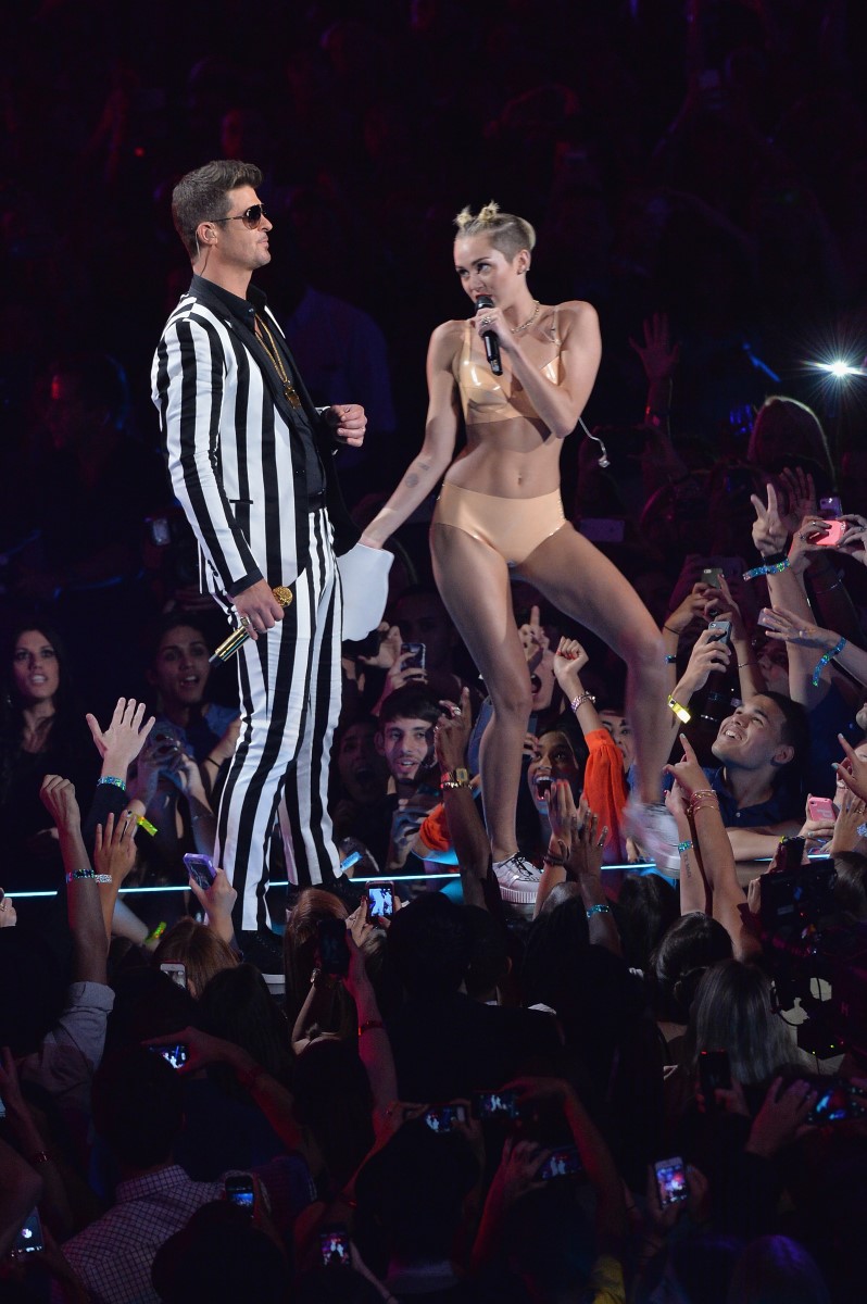 miley-cyrus-sexy-performance-at-mtv-video-music-awards-2013-in-brooklyn-new-york-17.jpg