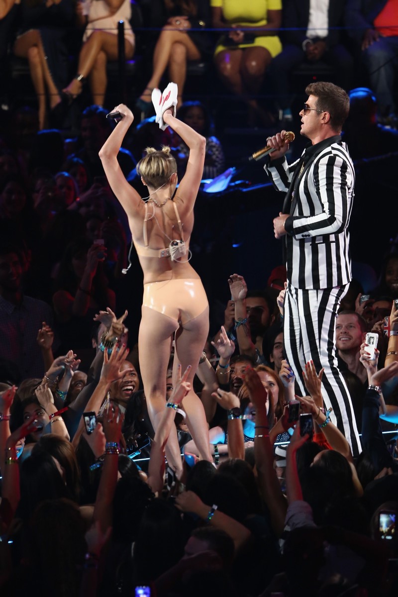 miley-cyrus-sexy-performance-at-mtv-video-music-awards-2013-in-brooklyn-new-york-31.jpg