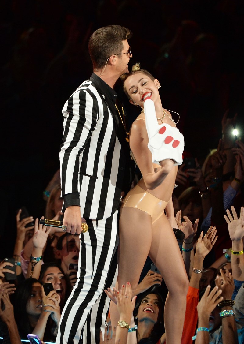 miley-cyrus-sexy-performance-at-mtv-video-music-awards-2013-in-brooklyn-new-york-25.jpg