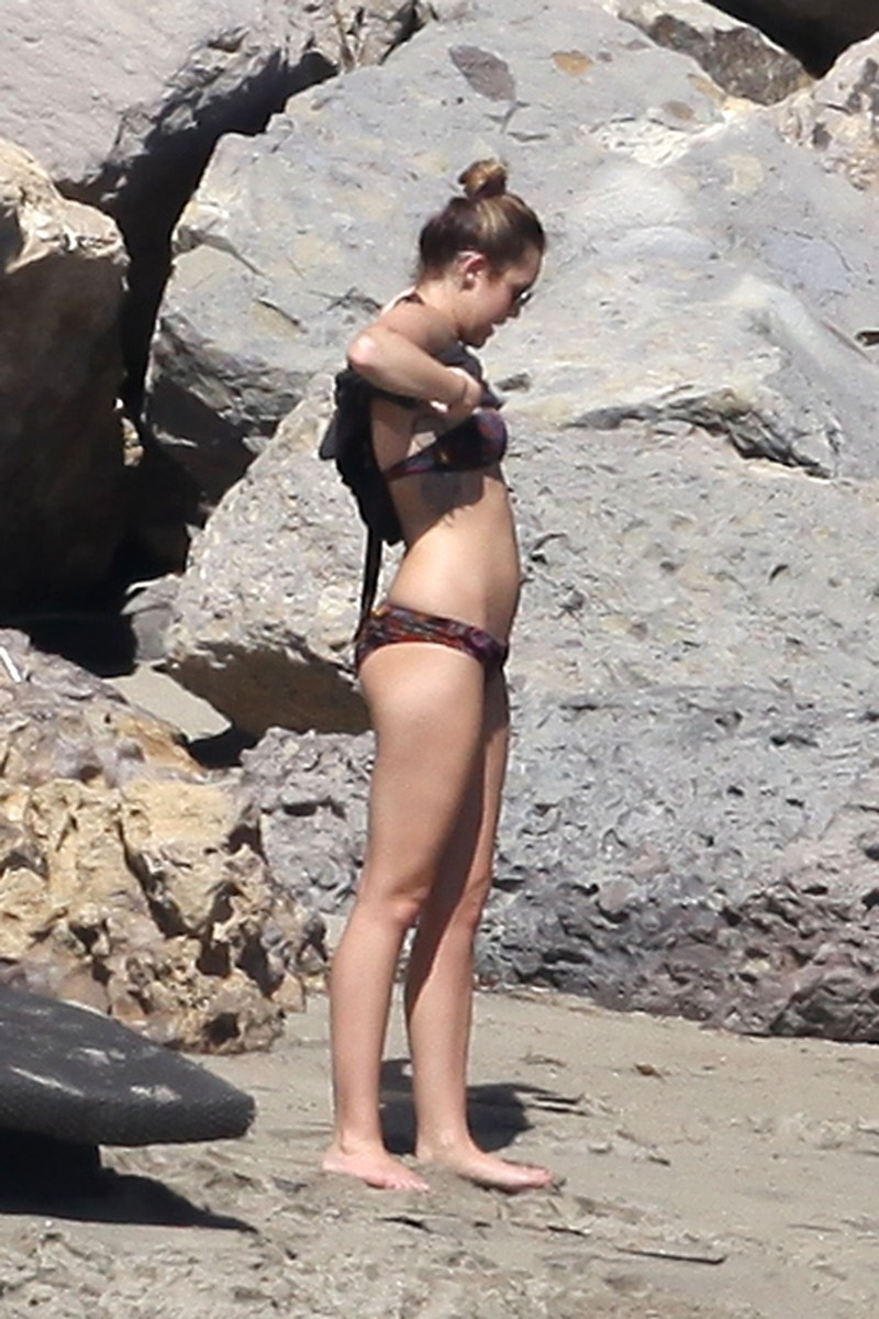 Miley-Cyrus-Bikini-Pictures-On-Malibu-Beach-02.jpg