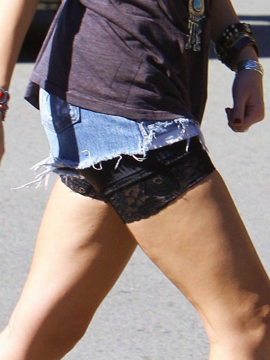 Miley-Cyrus-Dresses-Like-A-Slut-And-Shows-Us-Her-Tongue-In-Toluca-Lake-09.jpg